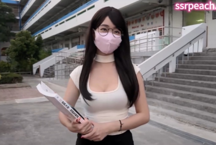 當表面正經私下淫蕩的女教師課後輔導早熟男學生她還是必須保持專業 Ellie