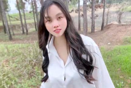 黑絲少婦勾引爬山高中生