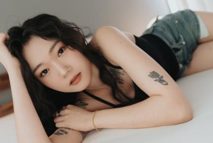 開朗活潑的沖浪女子Kumi有著可愛的反差萌女上位抽插時就像是在浪上一樣搖擺射精