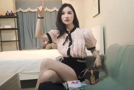 約操皮膚相當白皙的車模呻吟聲銷魂