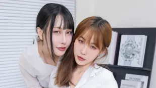 禁斷的文學教師沐蕾將純情女大學生QQ在丈夫面前墮落成性玩具