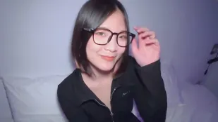 可愛短髮眼鏡萌妹被羞恥的玩弄 粉色的穴被操出老二的形狀