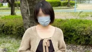 FC2PPV-4680591 真正的素人與曝光白天在公園玩耍
