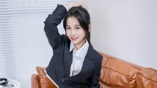 居家監禁新手美女觀護人首次上門檢查沒想到被五年沒碰女人的出獄猛男盯上 婕咪