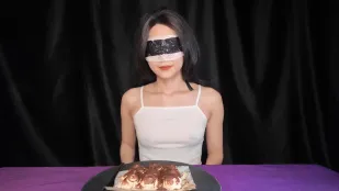 哥哥射在提達米蘇上投餵給我吃精液食物我全部吃完了哦