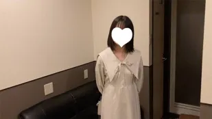 FC2PPV-4840818 擁有娃娃臉的黑髮女孩