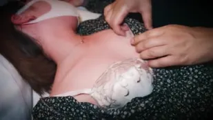 FC2PPV-3178929 醉酒的女大學生被發現昏倒在交流道轉角處