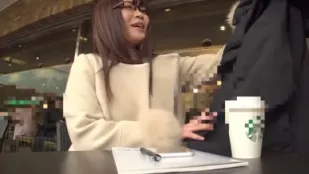 FC2PPV-1369561 在大學門口咖啡館學習的女大學生
