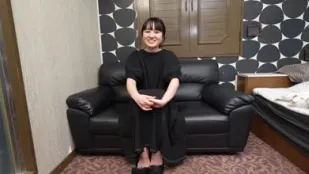 FC2PPV-4568999 婚後與丈夫以外的其他人向年輕妻子展示他完全勃起的雞巴以獲得獎勵