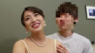 FC2PPV-1130564 其實有偶像經歷熟女x大學生雙人組年輕男子圍繞豐滿的淫婦搖擺著肉感和洞穴白眼高潮不斷噴射的大奶熟女媽媽活雙重亂交私人拍攝喜歡內射無限制